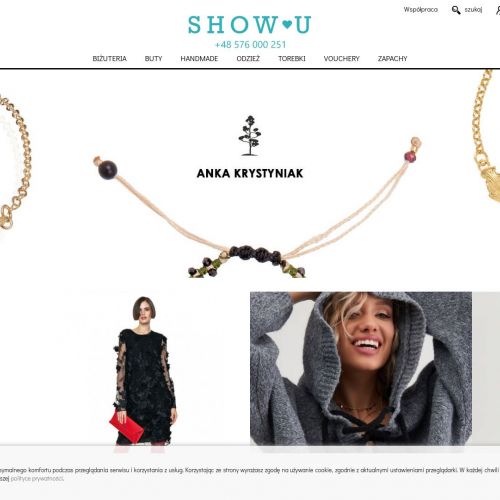 Długa suknia z rozcięciem